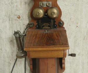 Ericssonin vanha seinäpuhelin 1800-luvulta. Harvoin ko. mallin puhelin myynnissä. H. 750 €