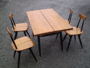 Pirkkapöytä + 4 tuolia, hyväkuntoiset Hinta yht. 1150 €